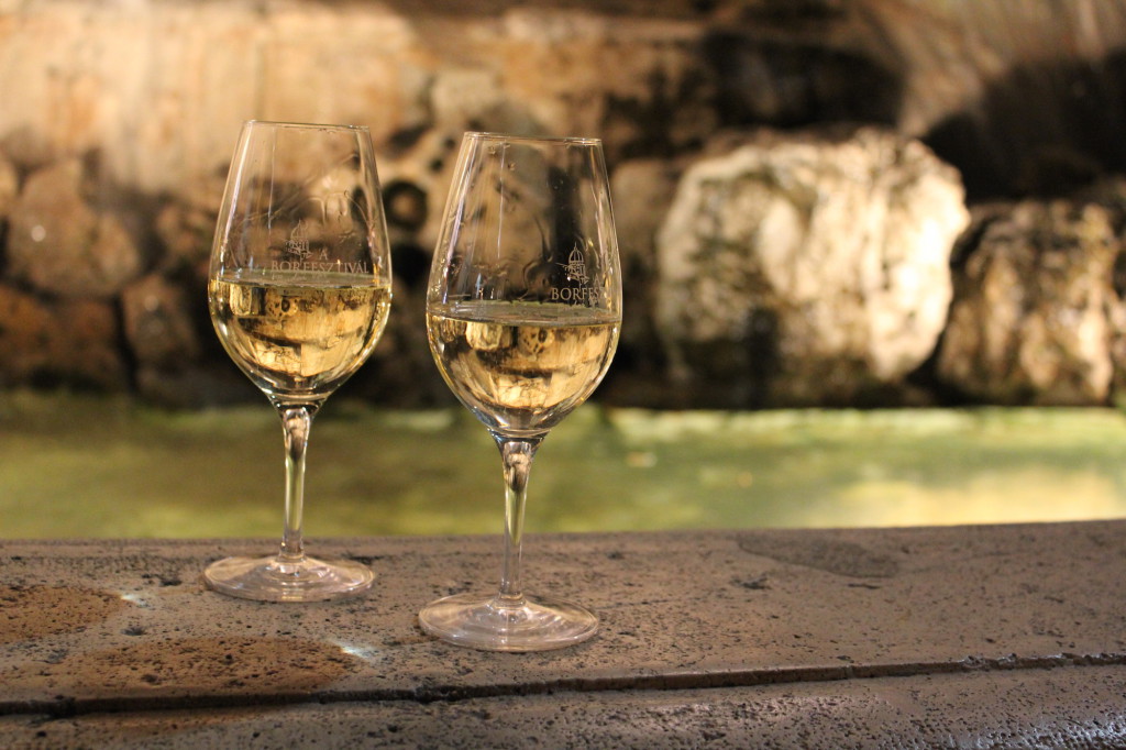 Wine glasses at the Mátyás fountain - Budavári Borfesztivál