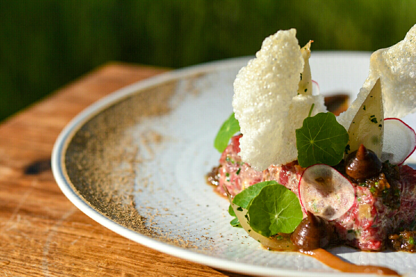 Mango with chili, Angus beef tartare with fresh bread at Beszálló