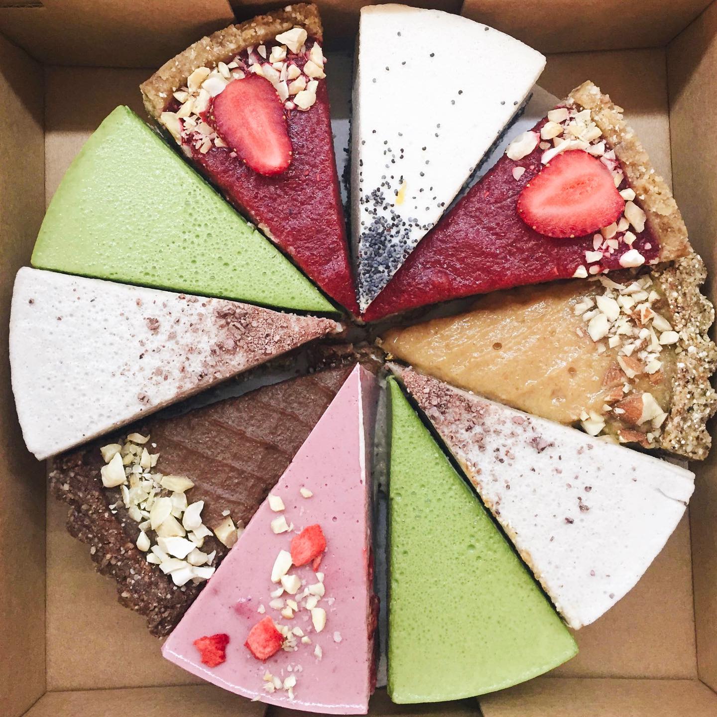 Raw vegan cakes at Naspolya Nassolda