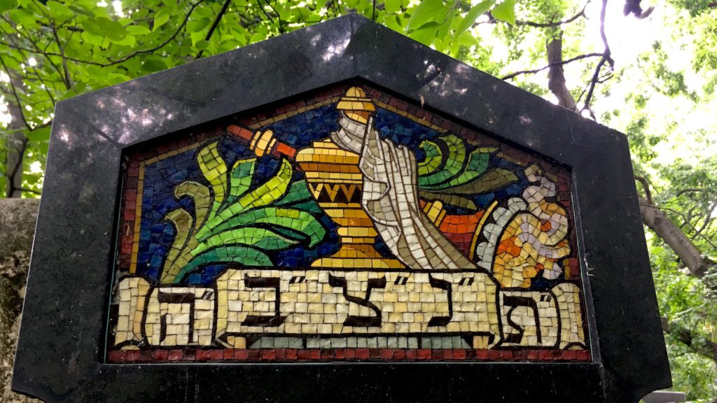 A mosaic at the Salgótarjáni street Jewish cemetery - visited on a private tour with Budapest 101